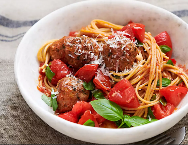 Spaghetti & Chicken Meatballs With No Cook Tomato Sauce makes this a great 500 calories meal